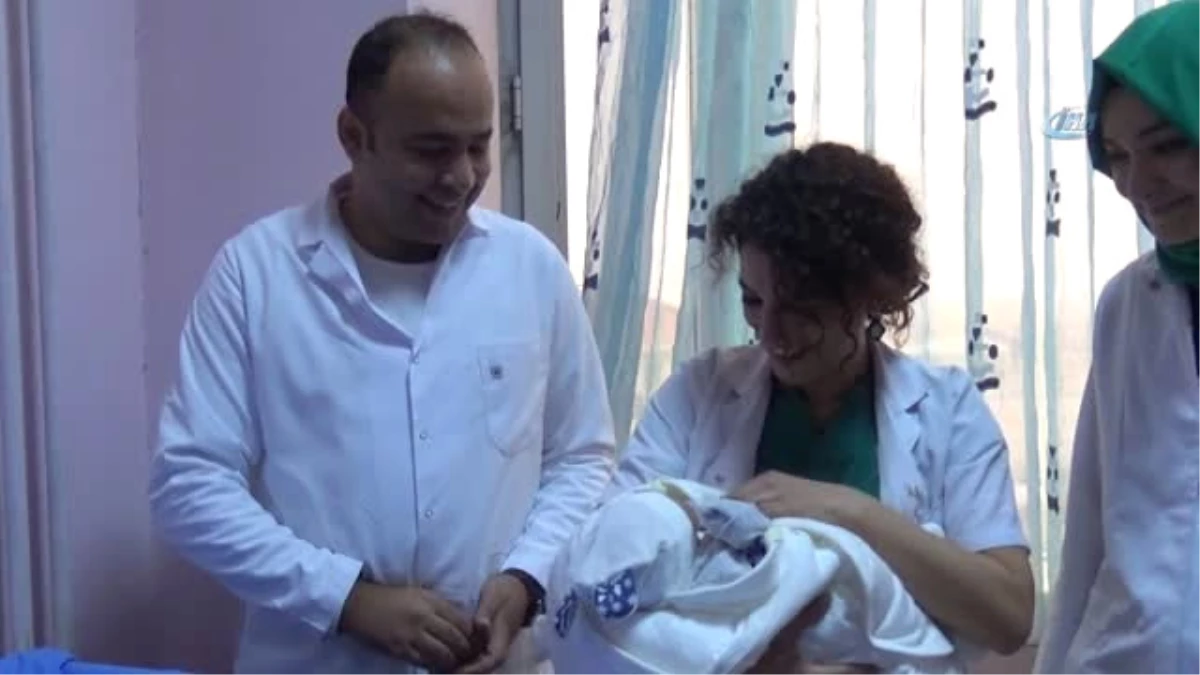 Hastane Yönetimi Hastanenin 2018\'de Doğan İlk Bebeğini Ziyaret Etti
