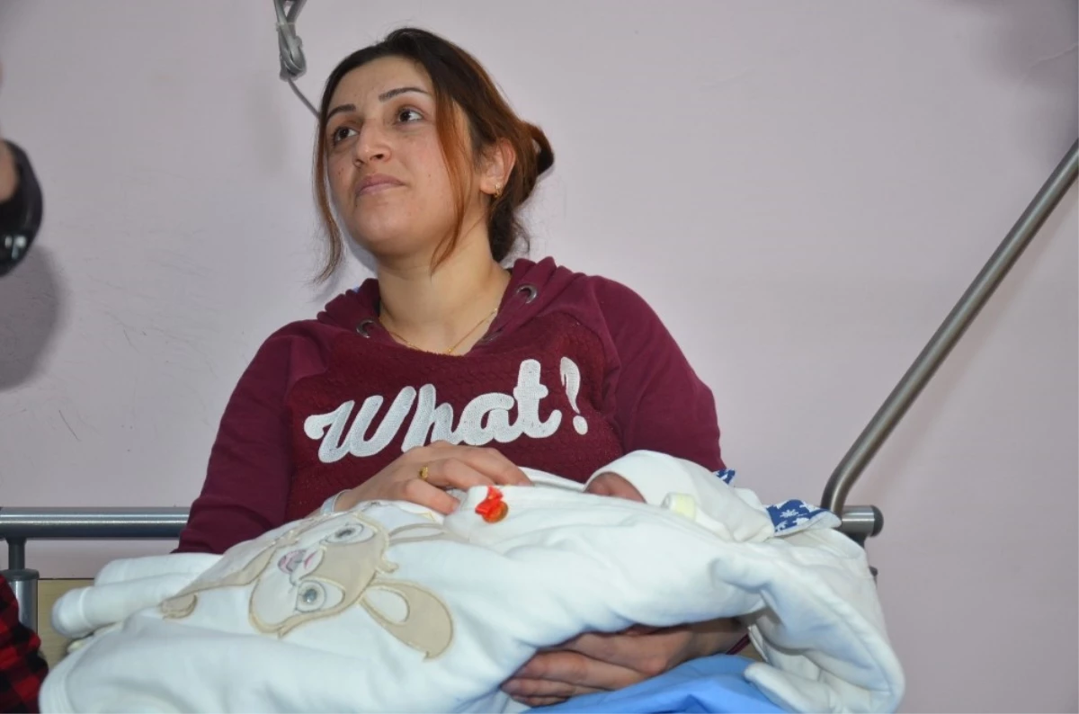 Hastane Yönetiminden Yılın İlk Bebeğine Altın