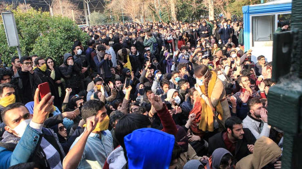 İran\'da Protestoların Kaynağı Kemer Sıkma Politikaları Mı?