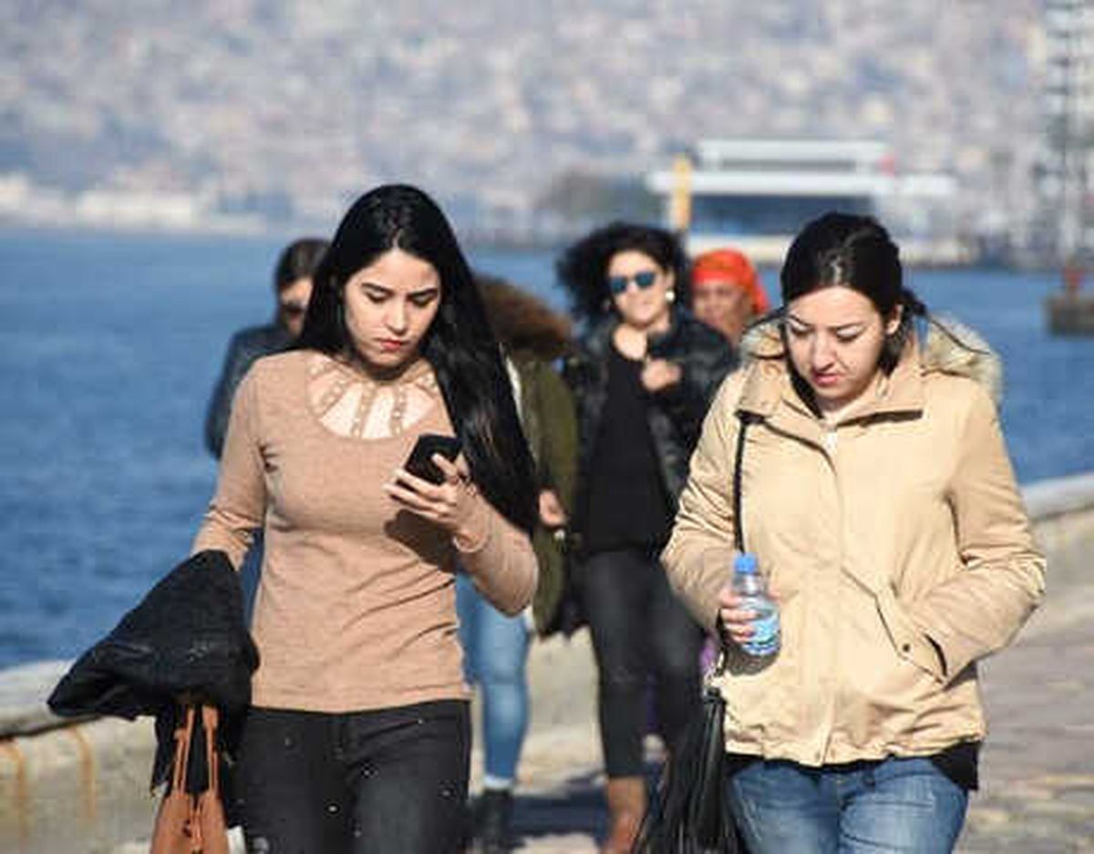 İzmirliler Kordon\'da Güneşin Tadını Çıkardı