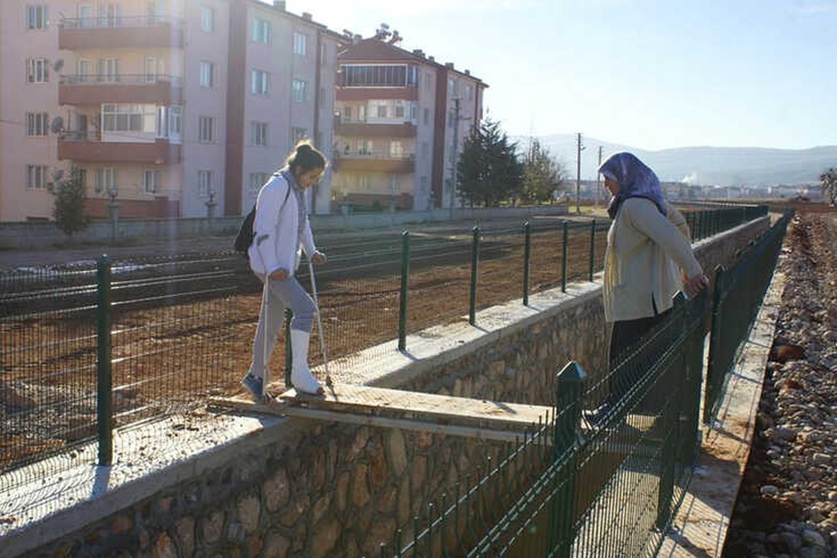 Mahalleyi İkiye Bölen Kanal Üzerinden Tehlikeli Geçiş
