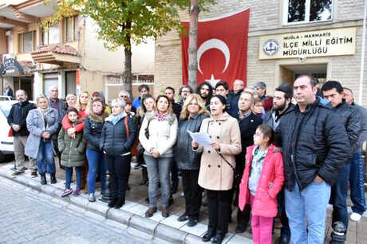 Marmaris\'te \'Tarikat Yurtları Kapatılsın\' Eylemi