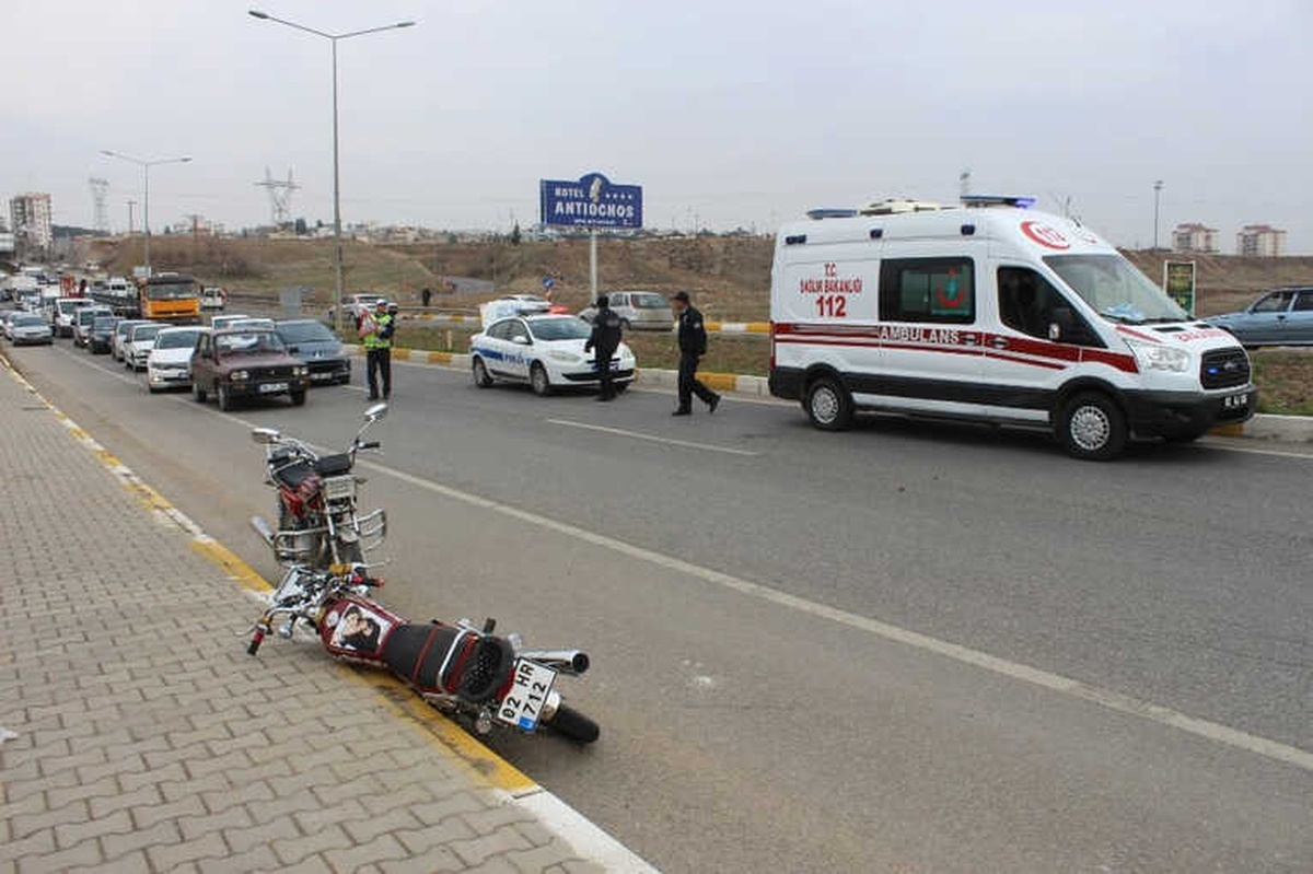Motosiklet ile Minibüs Çarpıştı: 1 Yaralı