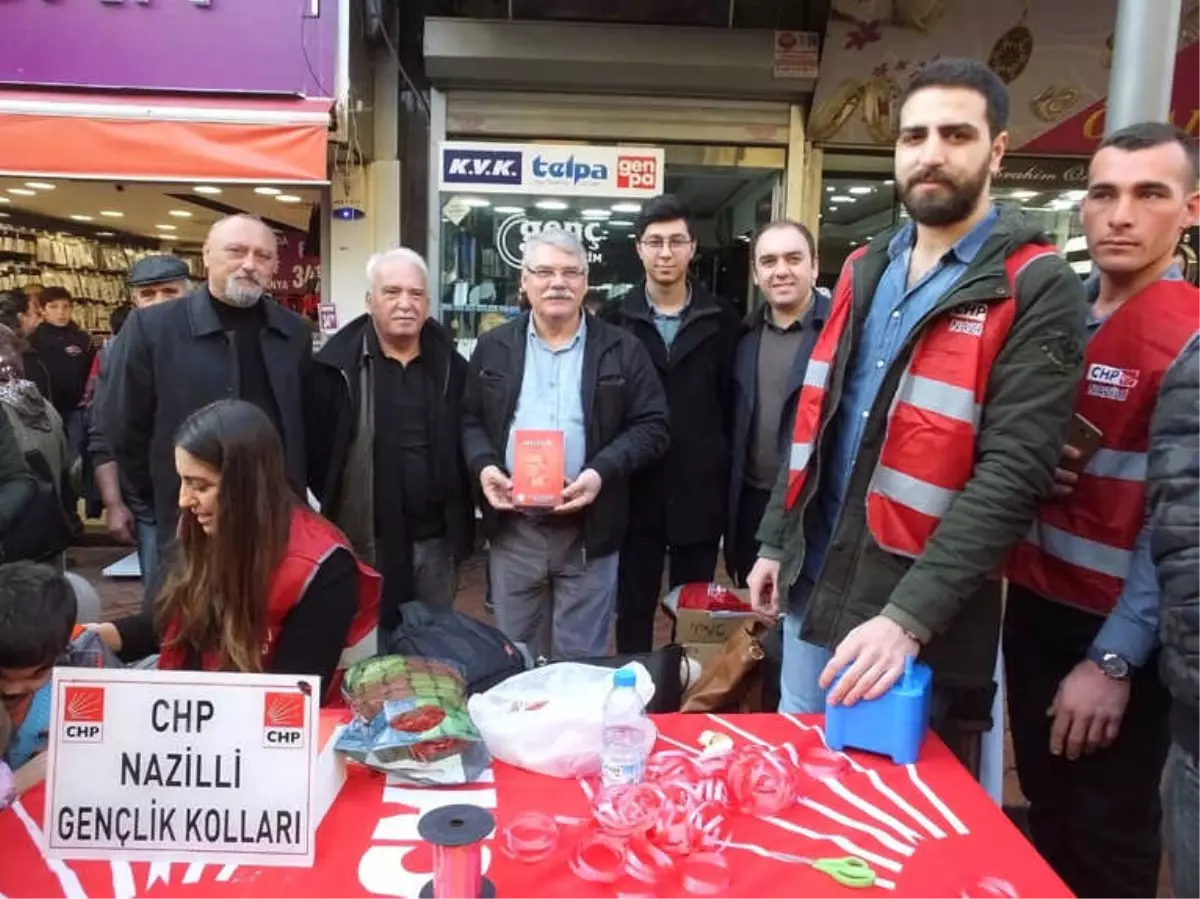 Nazilli\'de CHP\'li Gençler Çocukları Sevindirdi