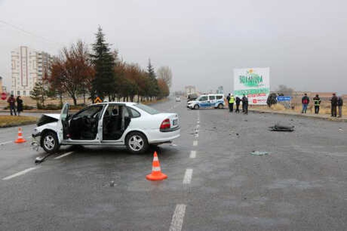 Niğde\'de Hafif Ticari Araç ile Otomobil Çarpıştı: 6 Yaralı