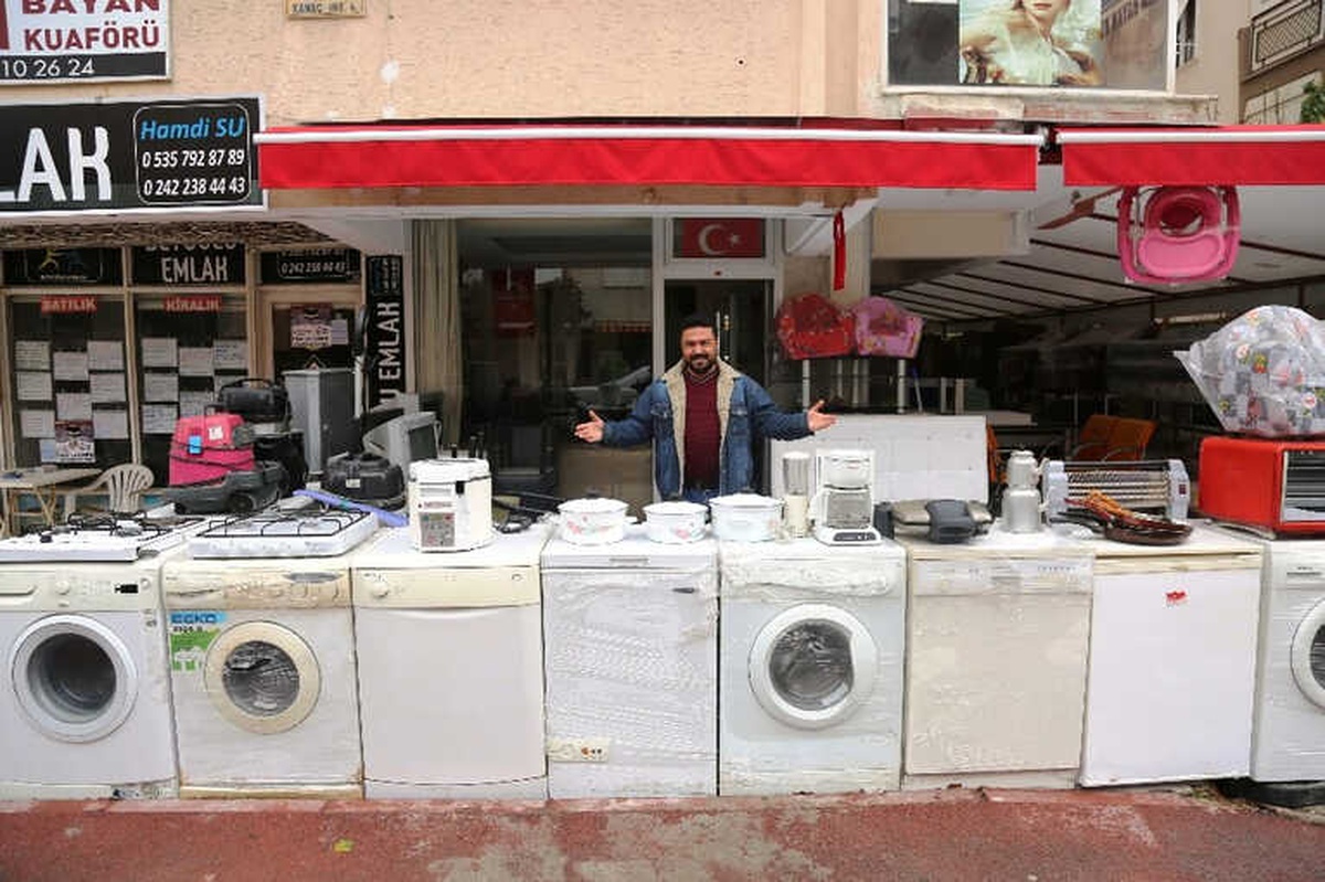 Onlarca Eşyayı Sokakta Gören Hırsız, Neyi Çalacağını Şaşırdı