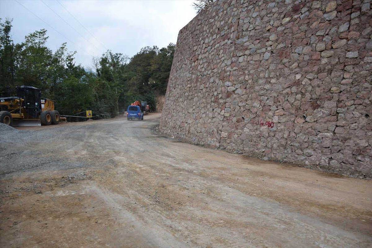 Ordu\'da Yol Kenarlarına Duvar Çalışmaları