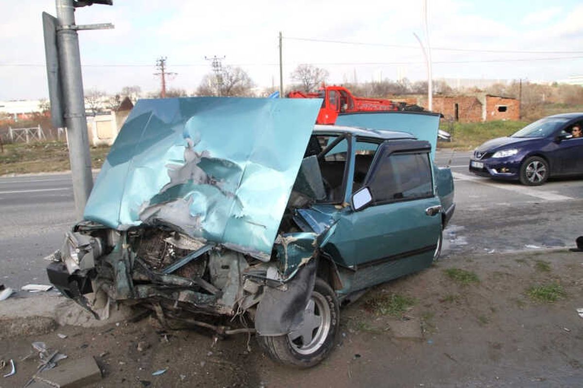 Otomobiller Çarpıştı: 6 Yaralı