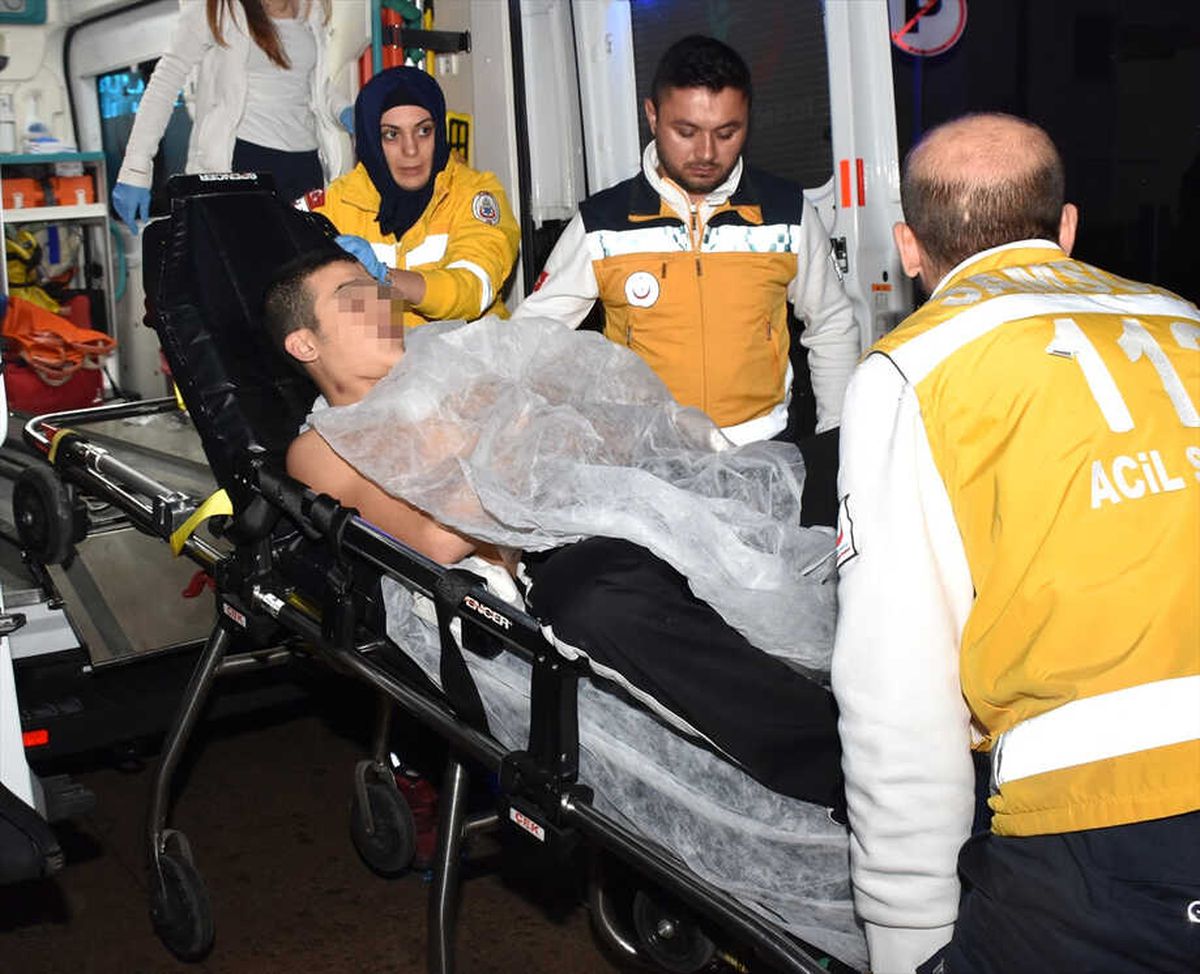 Samsun\'da Bıçaklı Saldırıya Uğrayan Çocuk Yaralandı