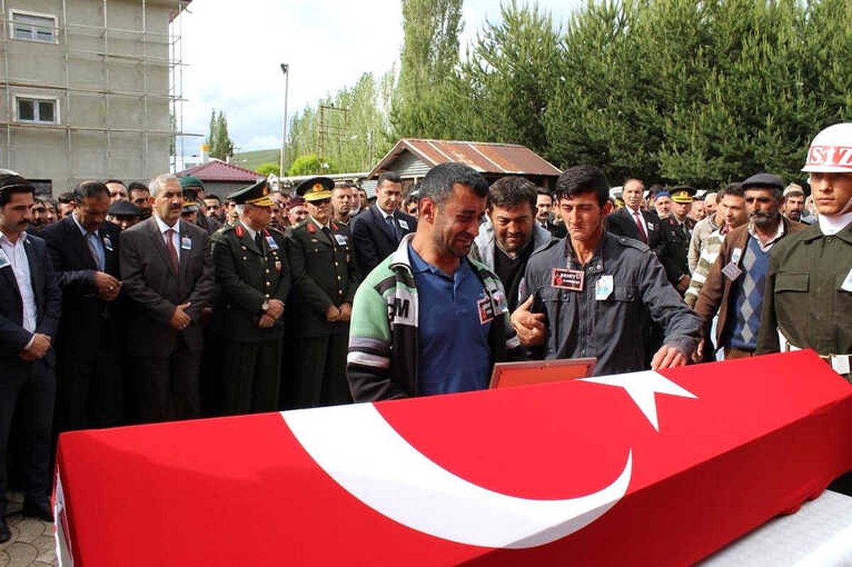 Şehit Kardeşi Anne ve Babasını Bıçaklayarak Ağır Yaraladı