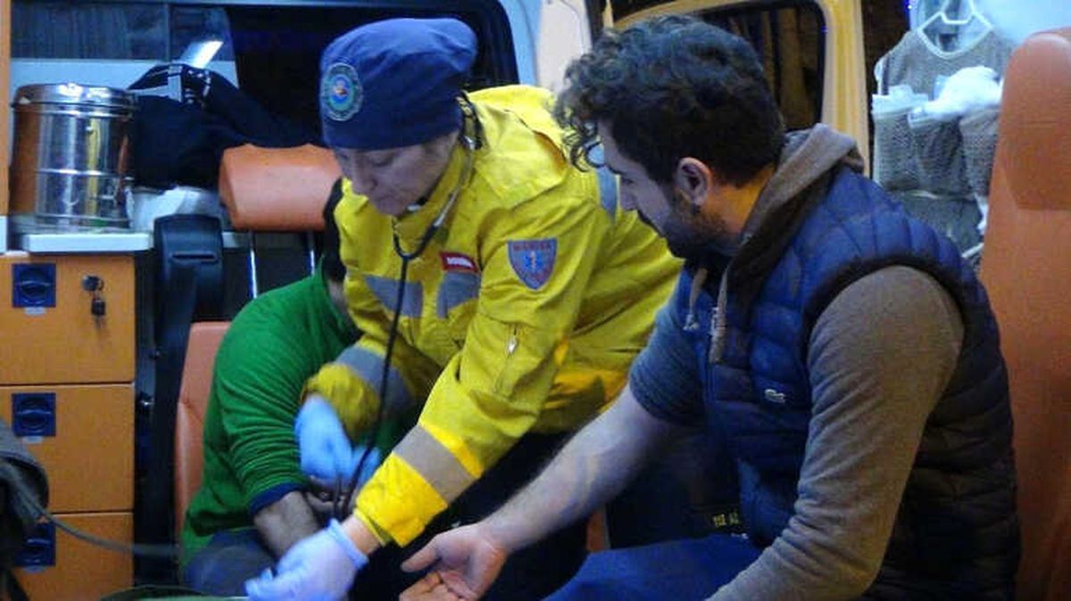 Spil\'de Bacağı Kırılarak Mahsur Kalan Genç Kurtarıldı