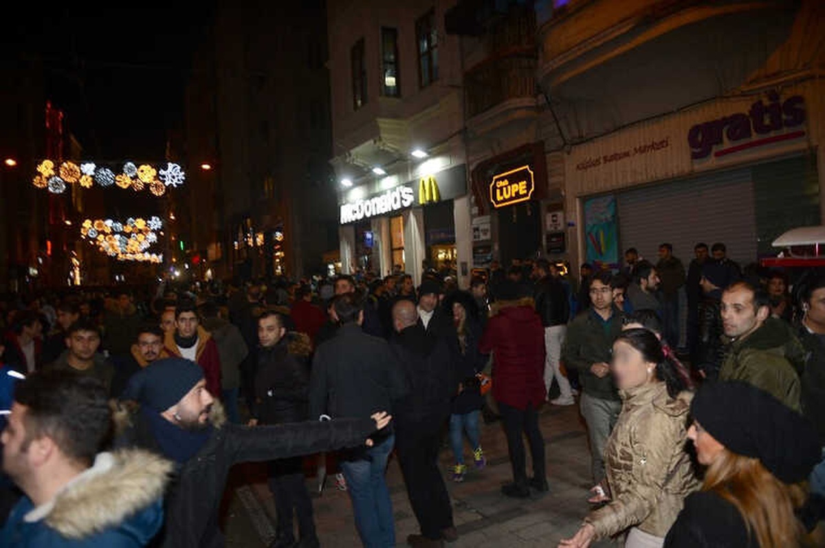 Taksim\'de İki Kadını Taciz Eden İki Kişi Güven Timleri Tarafından Yakalandı