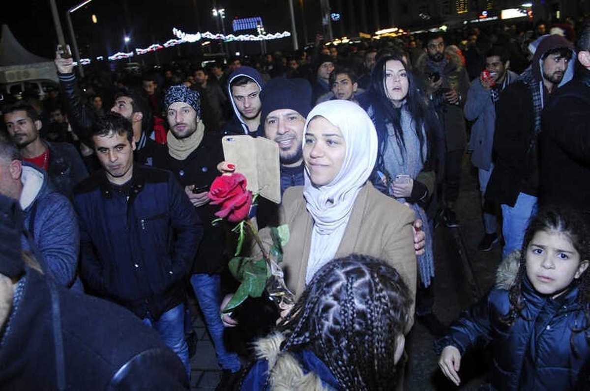 Taksim\'de Vatandaşlar Yeni Yıla Böyle Girdi