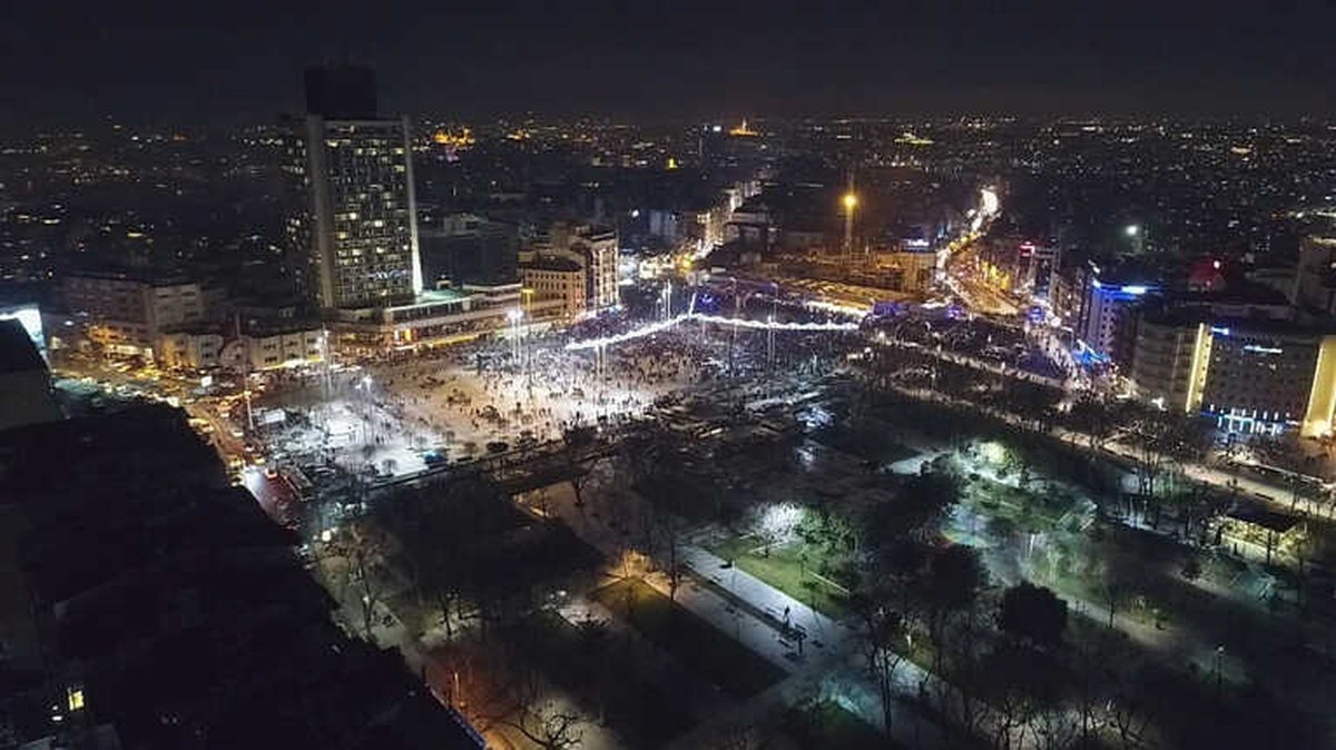 Taksim Meydanı\'nda Yeni Yıl Coşkusu Havadan Görüntülendi