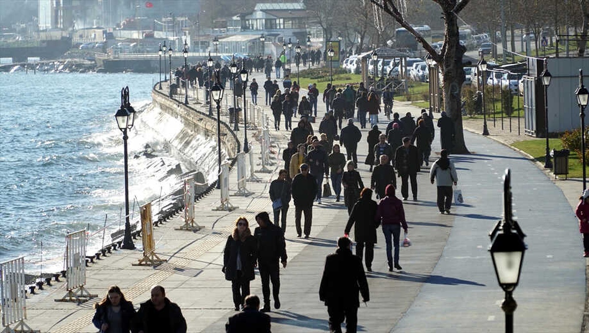 Tekirdağ\'da Güneşli Hava Halkı Sokağa Çıkardı