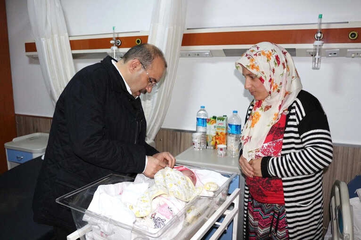 Vali\'den Yeni Yılın İlk Bebeklerine Altın