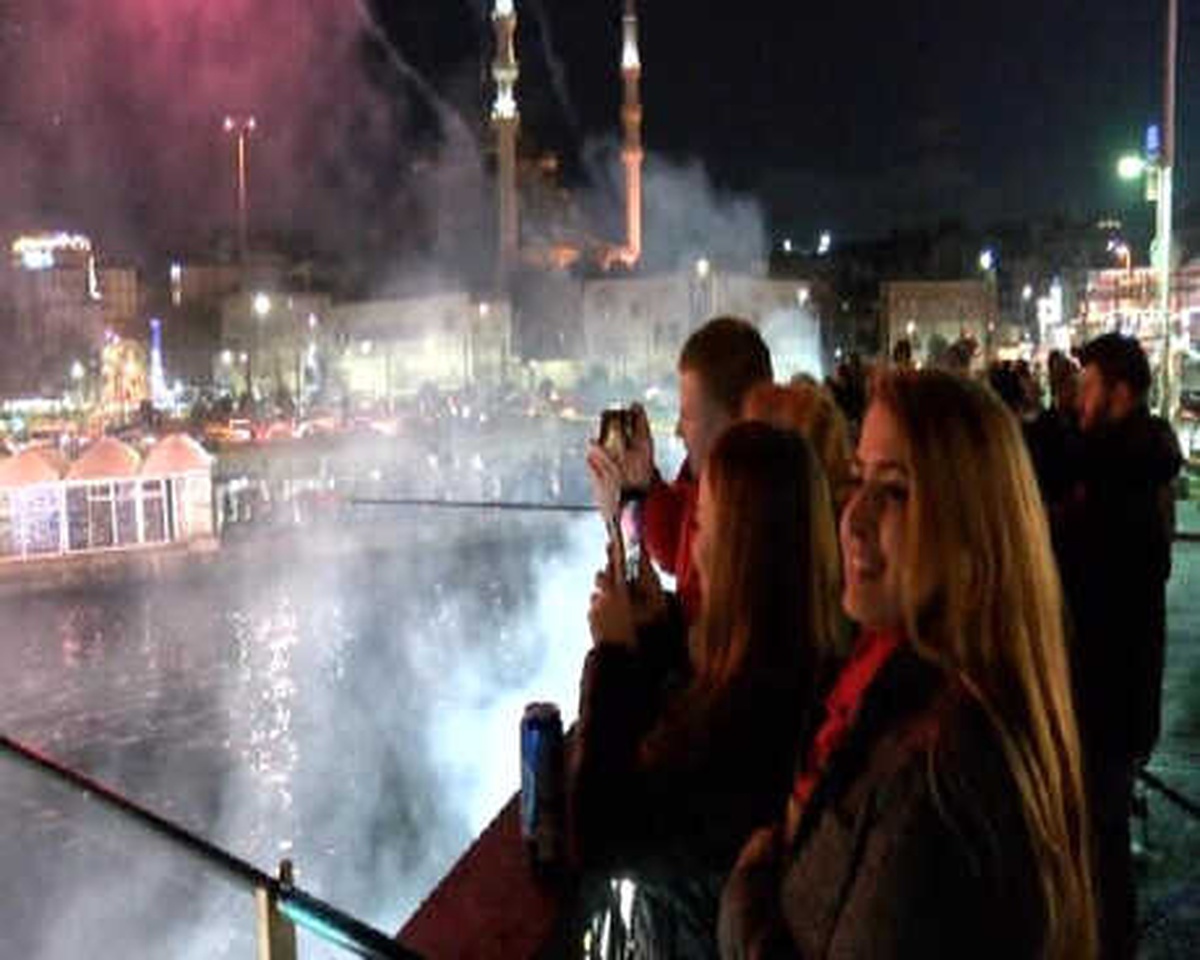 Yeni Yıla Galata Köprüsü\'nde Böyle Girdiler