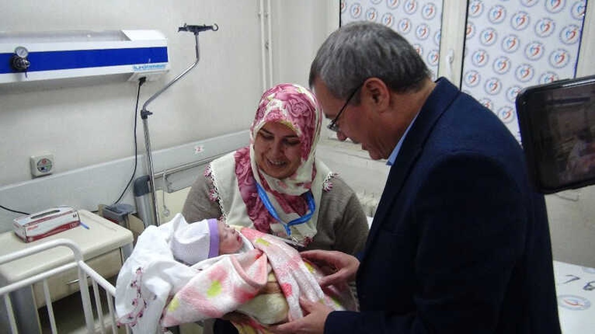 Yeni Yılın İlk Bebeklerine Altın Hediye Edildi
