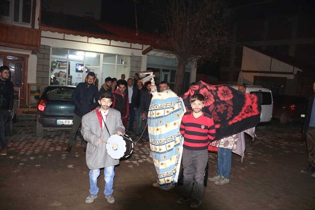 Yılbaşı Devesi Oynatıp Harçlık Topladılar