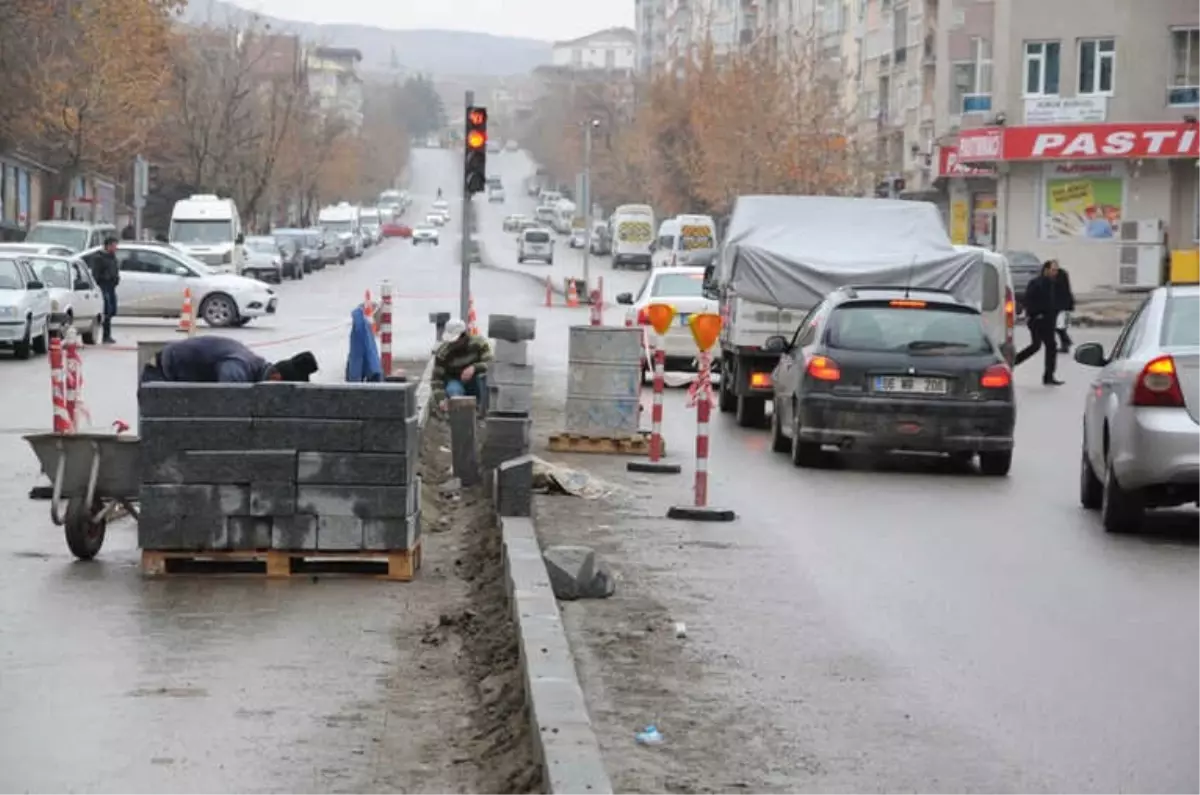 Belediye Yol ve Kaldırım Çalışmalarını Aralıksız Sürdürüyor