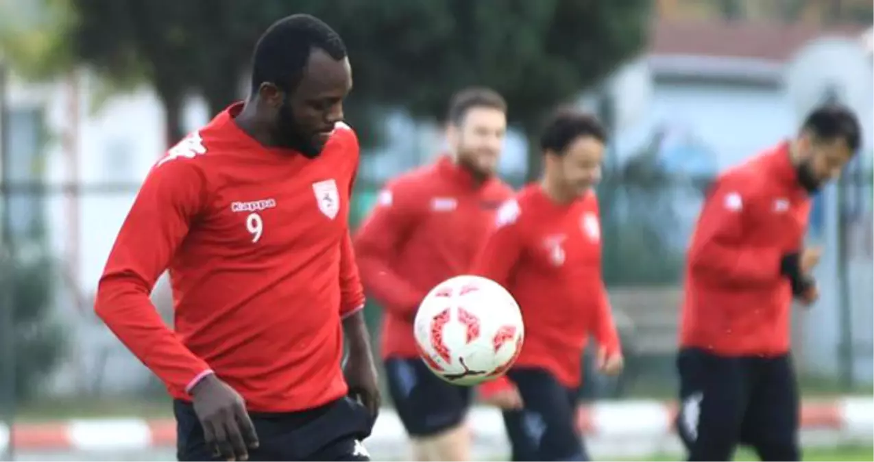 Samsunspor\'da Parasını Alan Tek Futbolcu Chibuike, Kampa Katılmadı