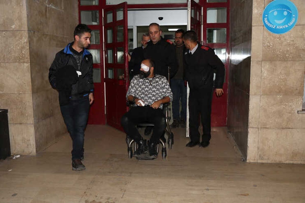 Doktor 2 Polisi Bıçakla Yaraladı