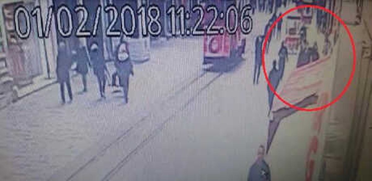 İstiklal Caddesi\'nde Kadının Başına Tahtanın Düşme Anı Kamerada (1)