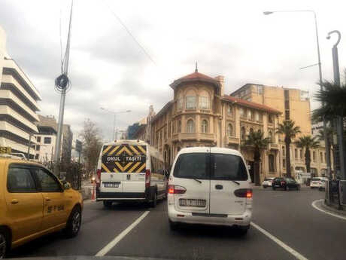 İzmir\'de Yeni Düzenleme Trafiği Felç Etti
