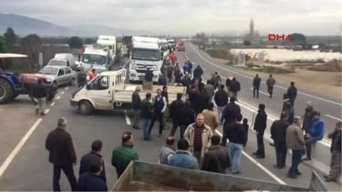 İzmir Köylüler Yolu Trafiğe Kapattı, Kavşaktaki Beton Bariyerler Kaldırıldı