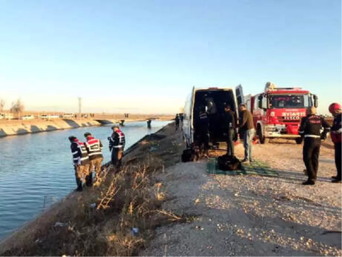 Otomobil Sulama Kanalına Uçtu; 1 Çocuk Kurtarıldı, 3 Kişi Aranıyor (1)