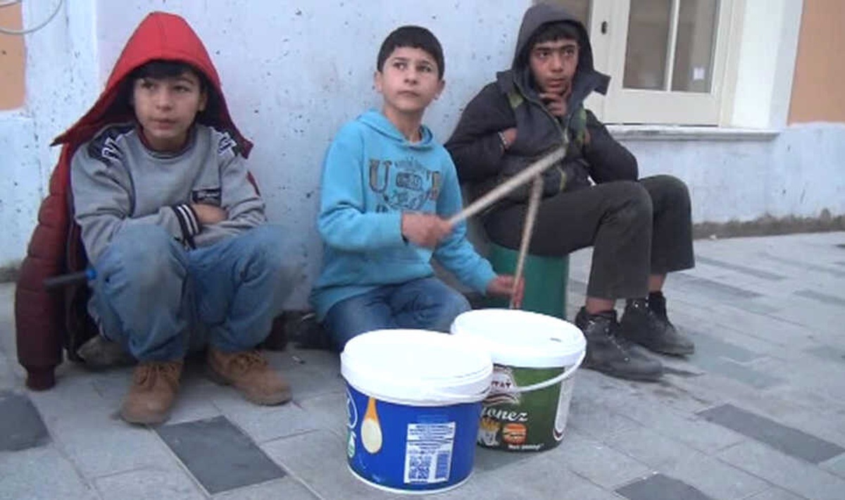 Taksim\'de Yoğurt Kabıyla Müzik Yapan Çocuğa Vatandaşlardan Yoğun İlgi