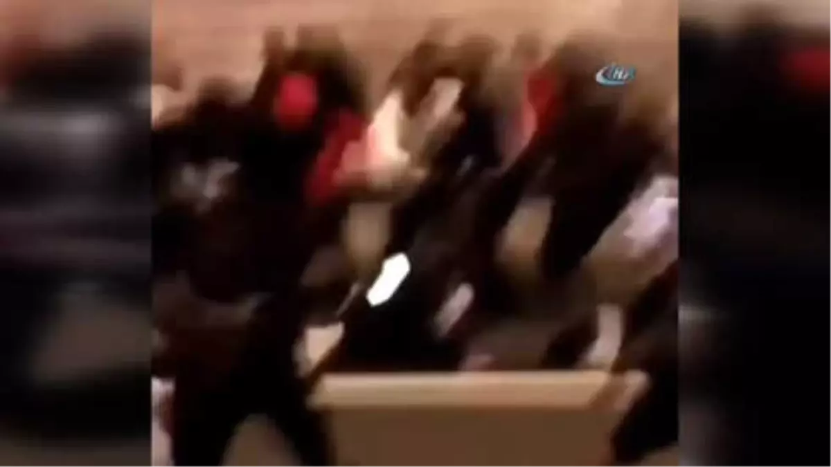 Paris\'te Yılbaşı Gecesinde Kadın Polis Darp Edildi