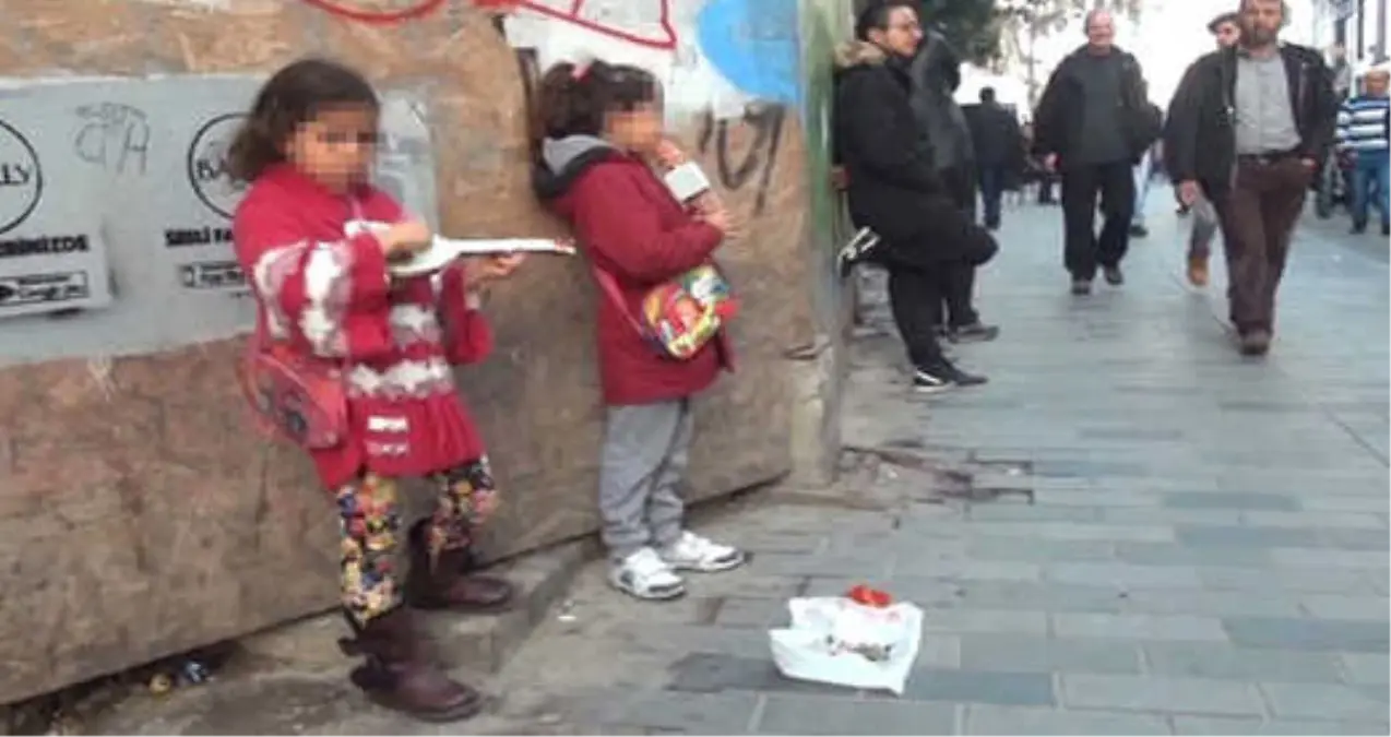 Şarkı Söylettiği Çocuklarını Dilendirdi, Bir de Tanımıyormuş Gibi Kameraya Çekti