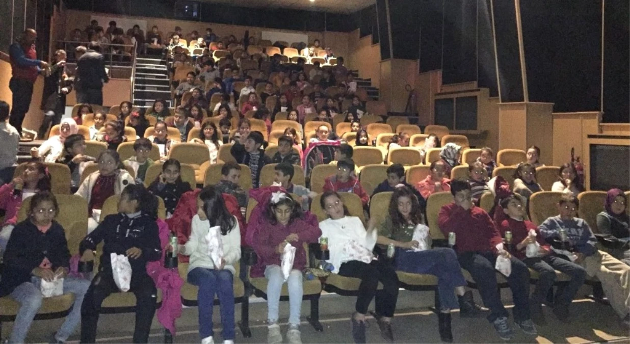 Türkoğlu Belediyesi 5 Bin Öğrenciyi Sinemayla Buluşturdu