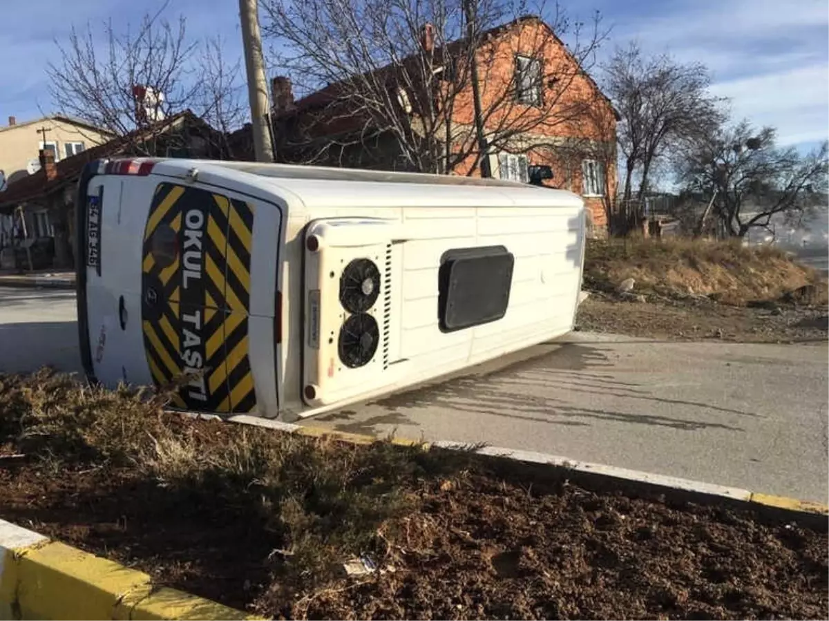 Uşak\'ta Okul Servisi Kaza Yaptı; 3 Yaralı