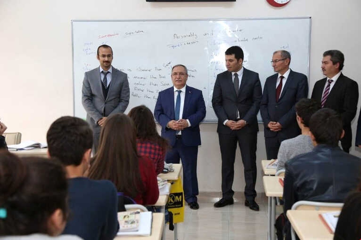 Vali\'den Öğrencilere: Aklınızı Kiraya Vermeyin