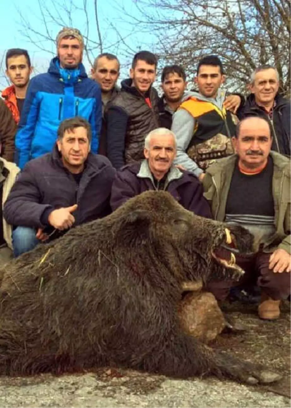 Vurdukları 300 Kiloluk Domuzla Hatıra Fotoğrafı Çekildiler