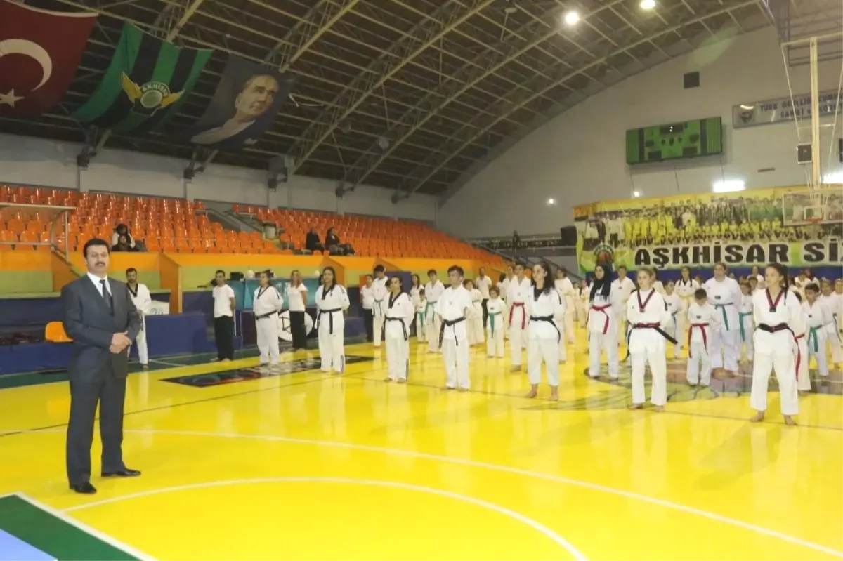 Akhisar Belediyespor Taekwondo Takımında 120 Sporcu Kuşak Terfi Etti