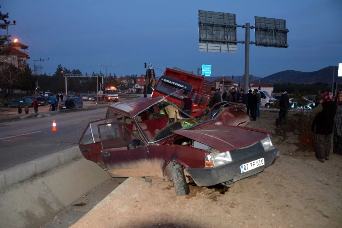 Antalya\'da Kontrolsüz Kavşakta Kaza: 1 Ölü, 2 Yaralı