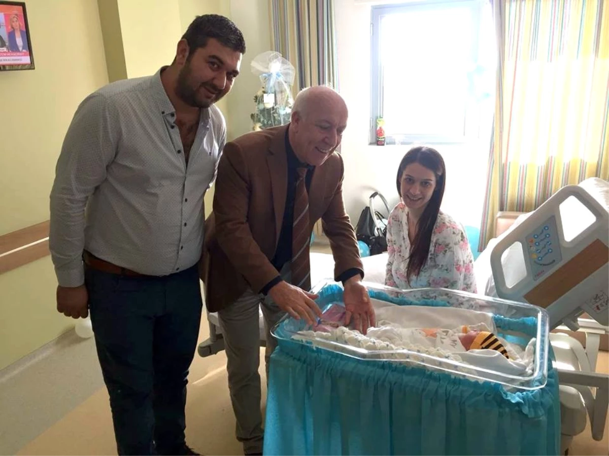 Başkan Uyan 2018 Yılının İlk Bebeğine Hediye Sepetini Verdi