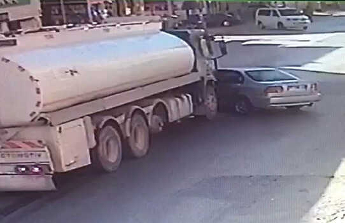 Dikkatsiz Yola Çıkan Otomobile, Tanker Çarptı