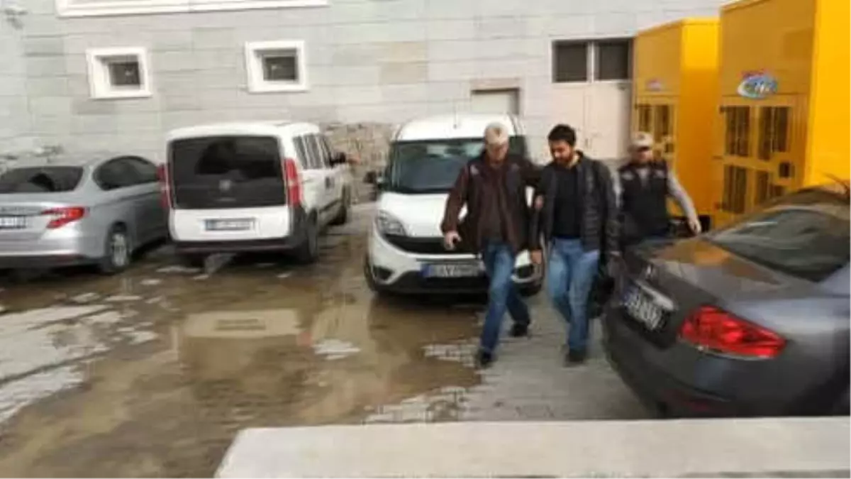 Fetö\'den Aranan Öğretmen Apartmanın Çatı Katındaki Havalandırma Boşluğunda Yakalandı