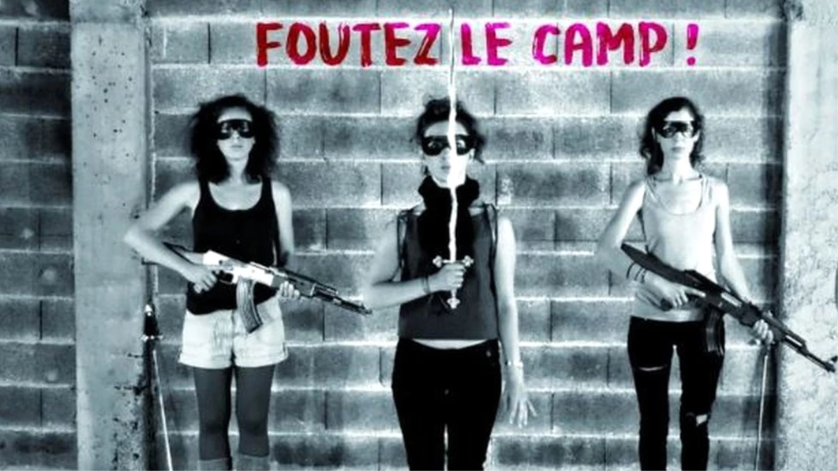 Fransa\'da Bir Köy, \'Faşistlikle Suçlanan\' Kadın Şarkıcılara Karşı Ayaklandı