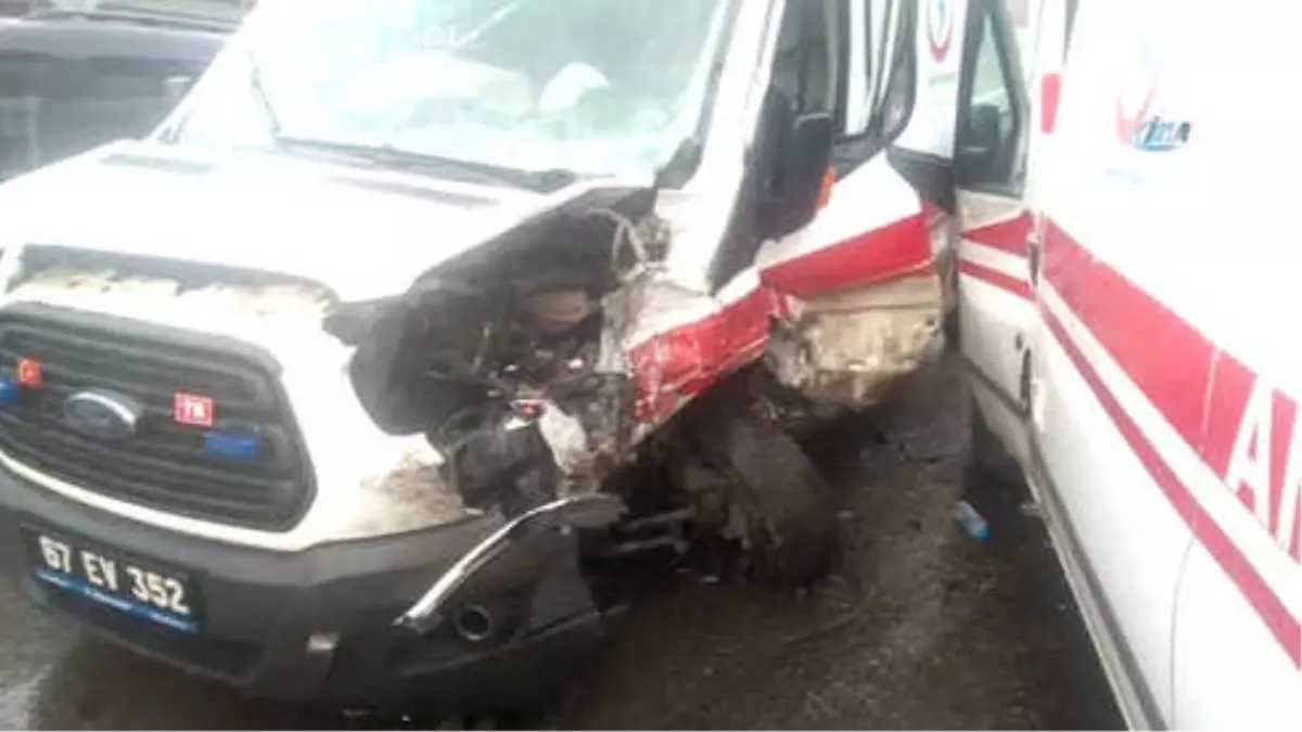 Hasta Taşıyan Ambulans Trafik Sıkışınca Ters Yöne Girdi: 5 Yaralı