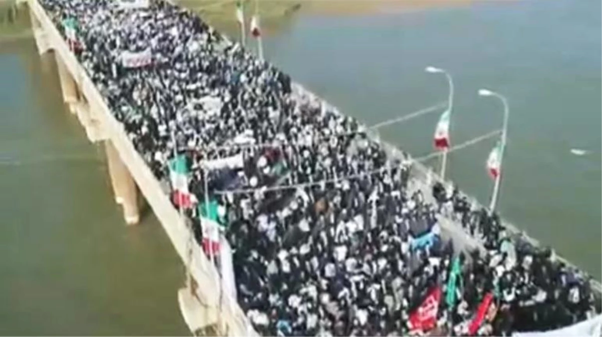 İran\'daki Protestoların Yedinci Gününde, On Binlerce Rejim Destekçisi Sokağa İndi