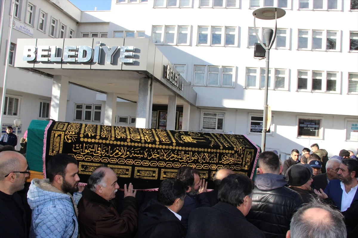 Kansere Yenik Düşen Belediye Çalışanının Cenazesi Toprağa Verildi