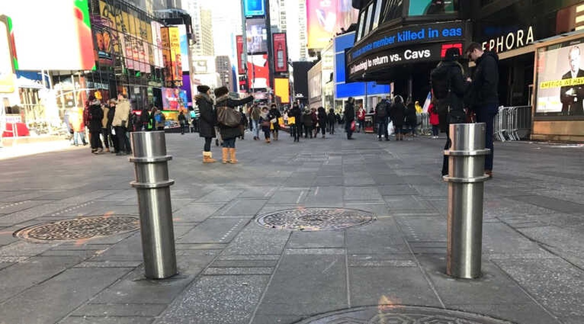 New York\'ta Araçlı Terör Saldırılarına Karşı Metal Bariyerli Önlem