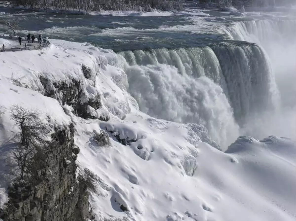 Niagara Şelalesi Buzla Kaplandı