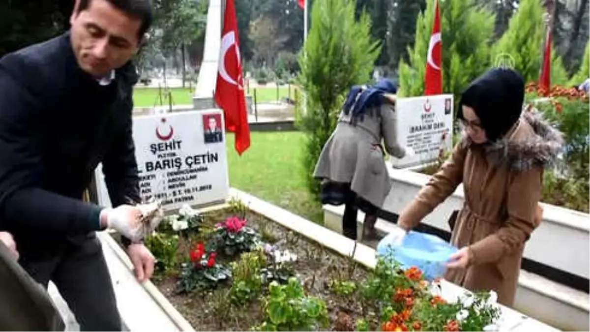 Öğretmen ve Öğrencilerden Şehitlik Düzenlemesi