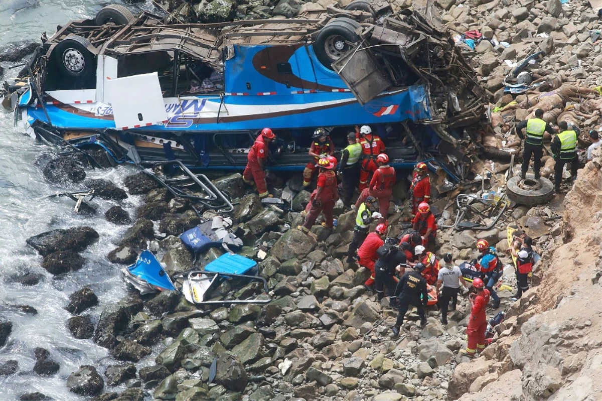 Peru\'da Otobüs Uçuruma Devrildi: 48 Ölü